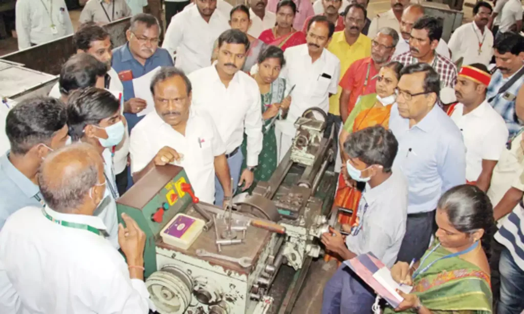 தமிழ்நாடு அரசு வேலைவாய்ப்பு மற்றும் பயிற்சித்துறை சார்பில் உதவித் தொகையுடன் தொழிற்பழகுநர் பயிற்சி 1 தமிழ்நாடு அரசு வேலைவாய்ப்பு மற்றும் பயிற்சித்துறை சார்பில் உதவித் தொகையுடன் தொழிற்பழகுநர் பயிற்சி