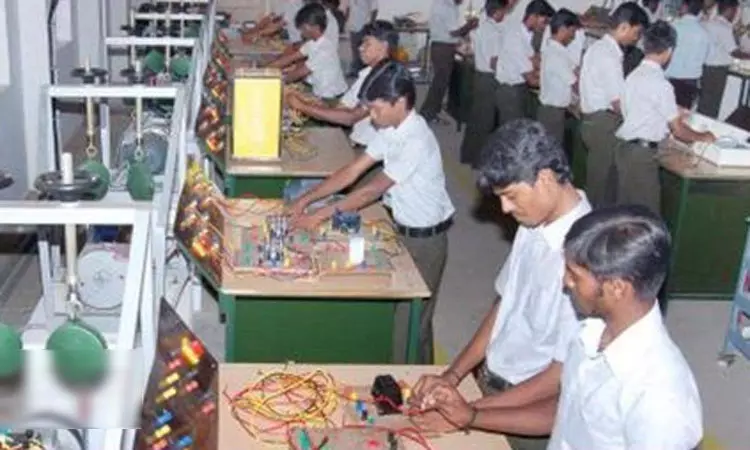 தொழிற்பயிற்சி நிலையங்களில் சேர விண்ணப்பிக்கலாம்: ராணிப்பேட்டை ஆட்சியா் 1 தொழிற்பயிற்சி நிலையங்களில் சேர விண்ணப்பிக்கலாம்: ராணிப்பேட்டை ஆட்சியா்